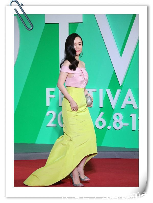 ?霍思燕真敢穿，20cm的上衣出席活动，难怪杜江眼睛一动不动