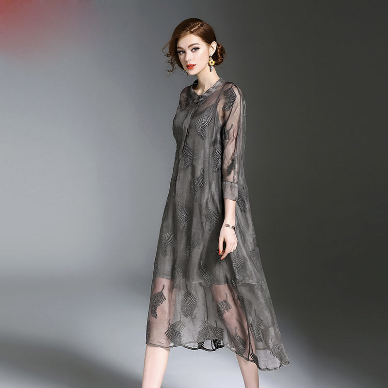 老婆可不是一般会打扮，这高级“欧货裙”穿上身，美得路人都羡慕