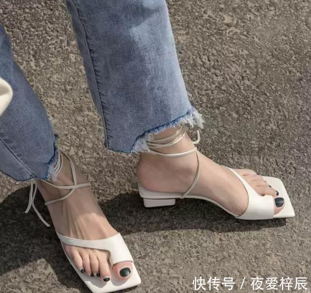  『时髦』今个夏日一定要穿这3款凉鞋，时髦有质感，关键还显瘦！