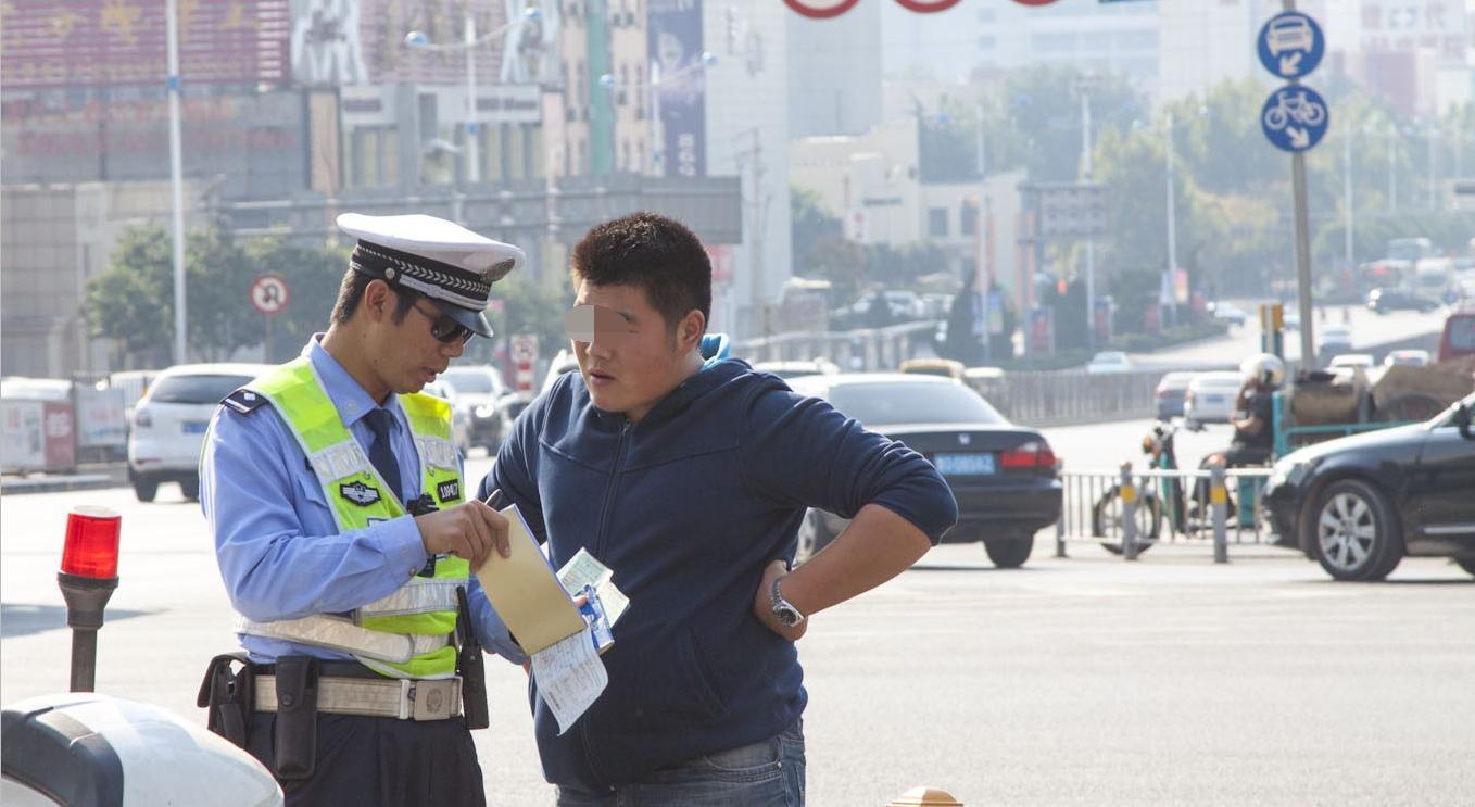 去火车站接人被逮，罚款1万5，滴滴司机坦言：辛苦3个月，白干了