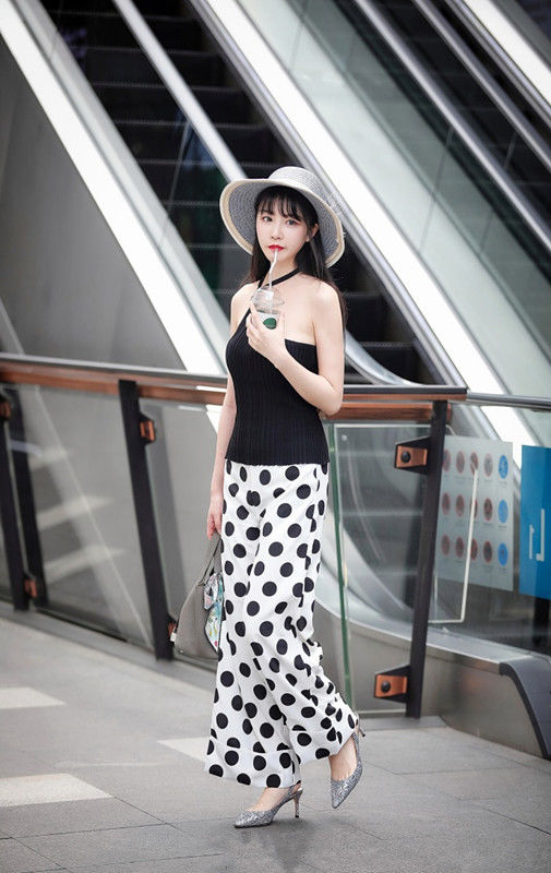 路人街拍，背心搭配波点裙，夏季的凉爽扑面而来