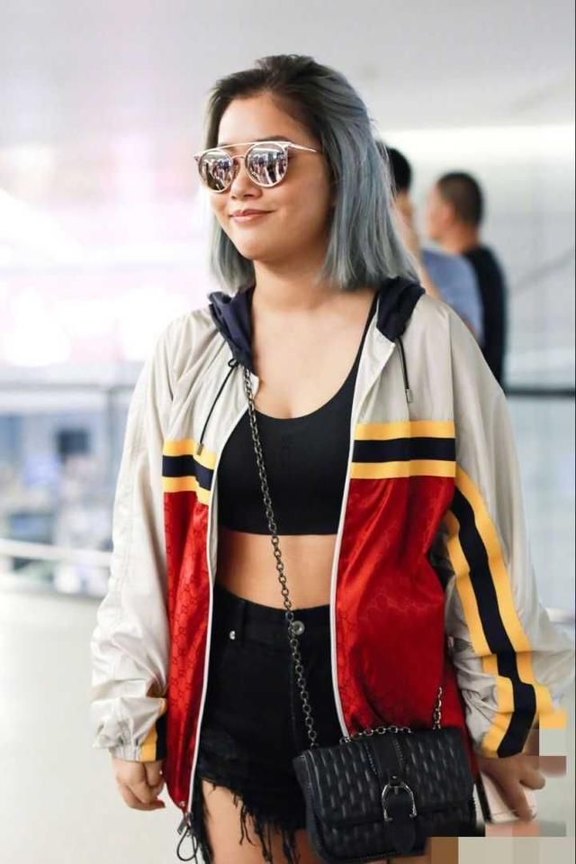 王菊“土味时尚”从未让人失望过！银发配校服的她真的只有25岁？