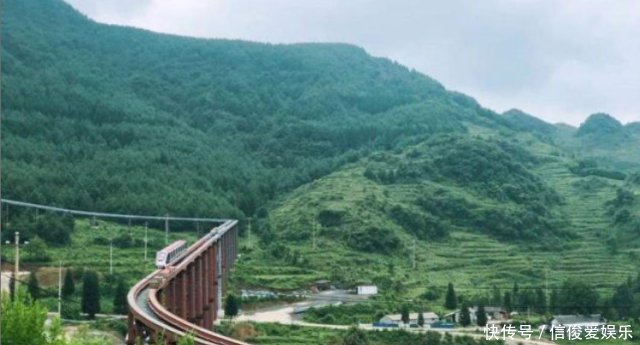 世界首座螺旋式天路，火车螺旋而上，148根钢柱插入地底深处