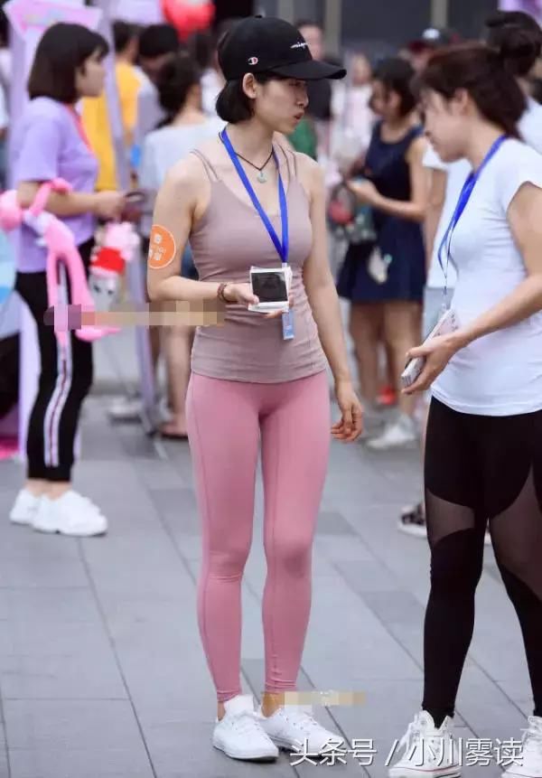 小姐姐紧身裤配裸色吊带身段迷人，紧翘圆润的臀线夺人眼球