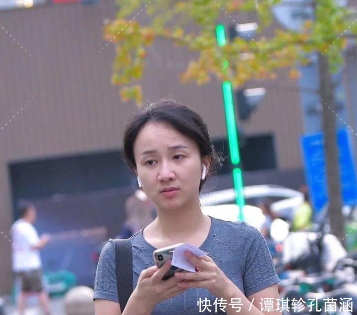  气质■好身材搭配紧身训练服，漫步街头气质十足