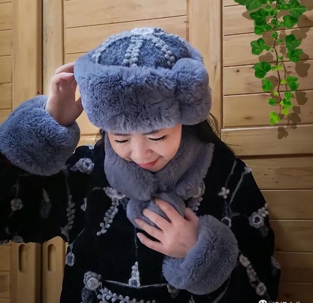  「钩针」崇拜高手！裘皮大衣自身做，西班牙钩花裘皮女性钩针长大衣