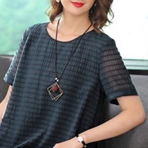 女人一旦45,花花绿绿,太显老!下面纯色“儒雅裙”,美得精致