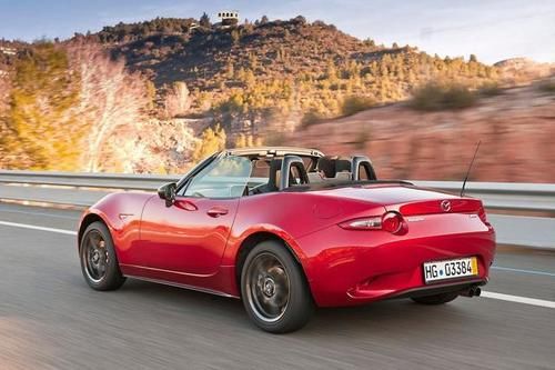  『敞篷』年轻人想买敞篷跑车怎么选？这车比MX-5还便宜，而且是台宝马！
