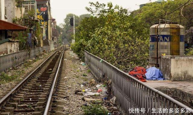 火车上的“排泄物”为何要排到铁轨上？不觉得脏吗？看完才懂