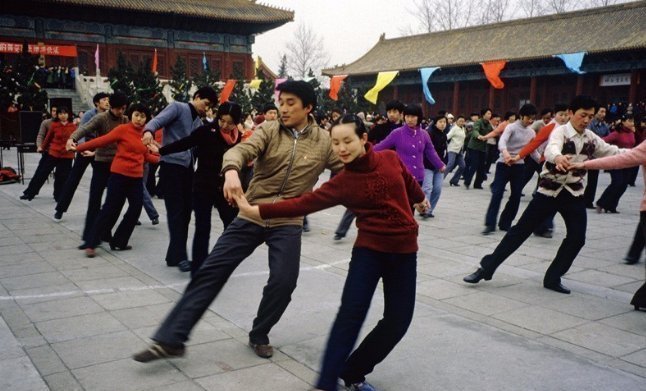 老照片再现上个世纪七八十年代的中国，慢慢被淡忘的生活画面!