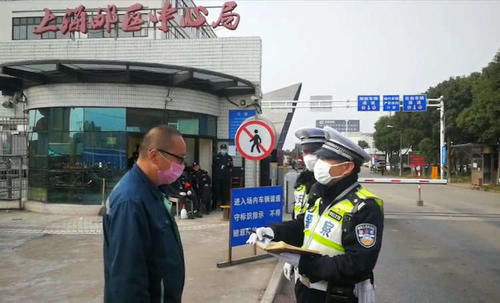 [ 交警支队责]交警当即辟谣！，听到车队驾驶员讨论“喝白酒防新冠病毒”