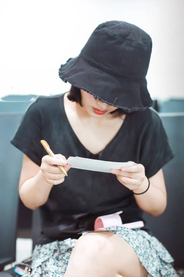 马思纯穿泳装裙现身机场，坐下后尽显美腿，网友：欧豪不知珍惜！