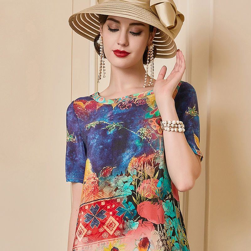 51岁大嫂真会穿!专挑“欧版”A字裙+踝鞋，美的让人措手不及