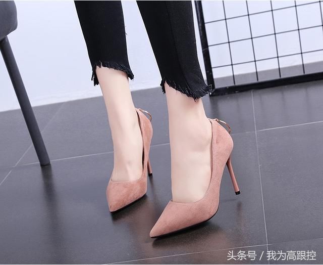 圆环做为鞋提的性感尖头高跟鞋,既复古又性感
