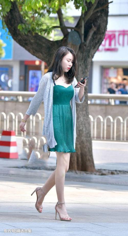 街拍：气质美女穿吊带连衣裙裹出饱满身型，散发着成熟女人的魅力