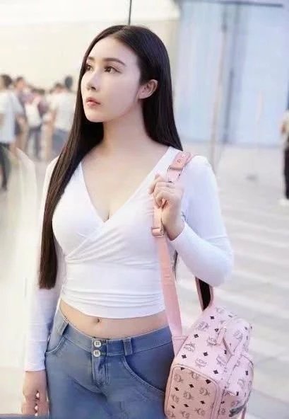 街拍:永远都不过时的紧身牛仔裤,小姐姐秀出蛮腰秀出时尚