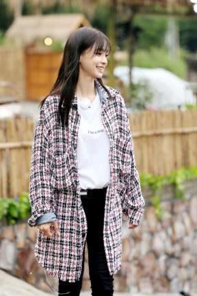 杨颖一袭镂空长裙，尽显出了苗条的好身材，网友：不愧是黄晓明最