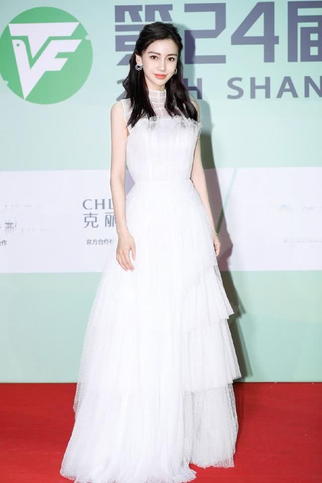 baby一袭抹胸裙亮相活动,明明已经30，却穿出了初恋的感觉