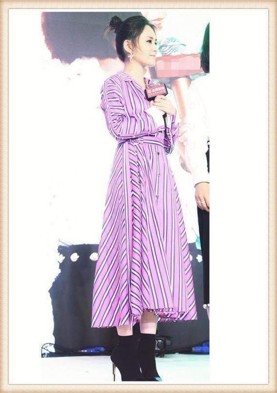 阿娇真能凹!穿皮衣非要露出半个肩膀，网友:她未婚夫心真大!