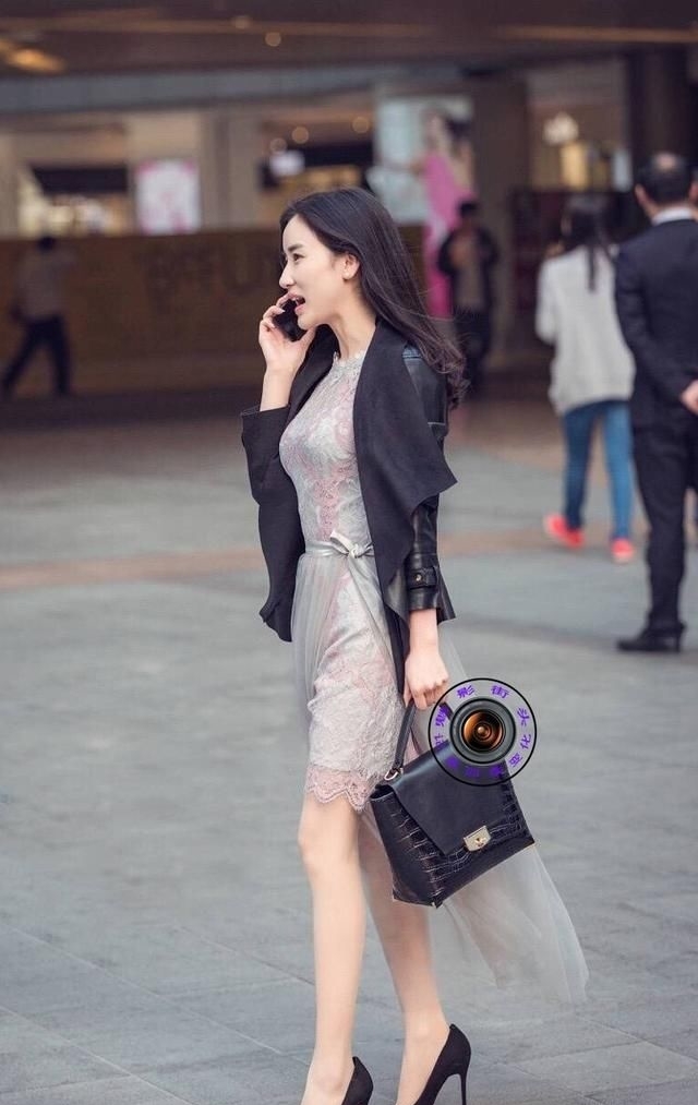 【气质】时尚的姑娘穿尖头细跟鞋逛街,服饰搭配端庄大气,展现成熟气质