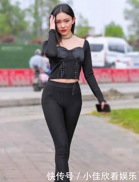  气质■街拍：气质高雅的美女，一件白色衬衫配黑色半身裙，时尚达人气质