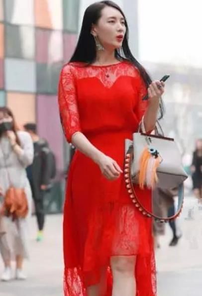  #美女#美女时尚街拍：沉鱼落雁的美女，一件碎花吊带的连衣裙，时尚优雅大方美丽
