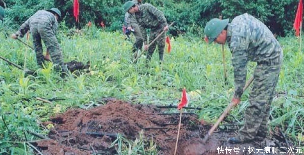  『发财』越南人十年间一直在清除战争遗留的炸弹，有的炸弹比人还粗，每次挖到也是发财！