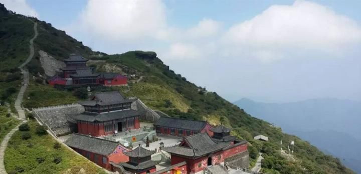 中国最惊险的两座寺庙，建在2500米的山顶两端，通行全靠悬空桥梁