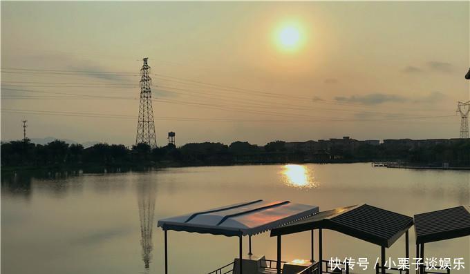  「夕阳西下」夕阳西下，晚霞满天，野渡舟横，佛山有一个天空之镜美景