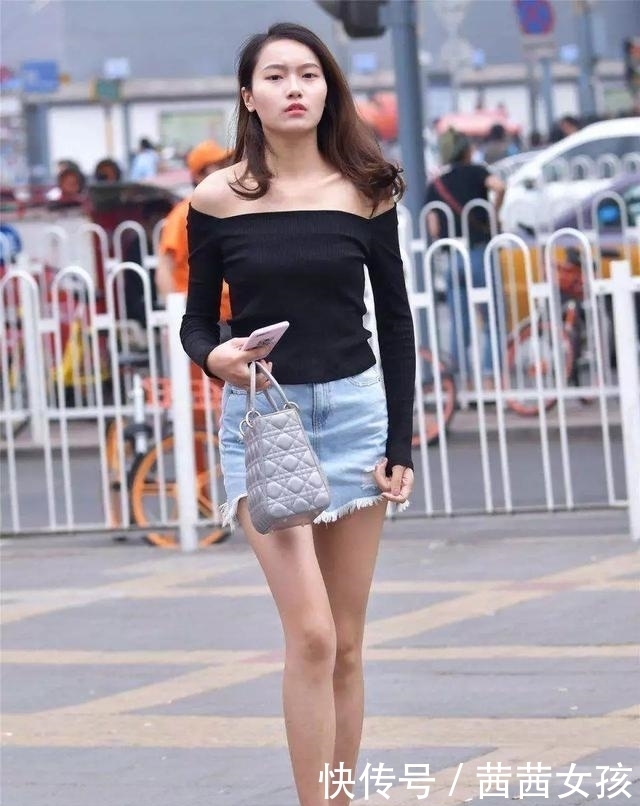  [气质]街拍：美女个性复古的牛仔短裙搭配一双高跟鞋，十分的气质时尚