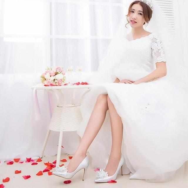 街拍：美女正逛街，身穿的裤子却亮了，路人直呼：这腿也太长了吧