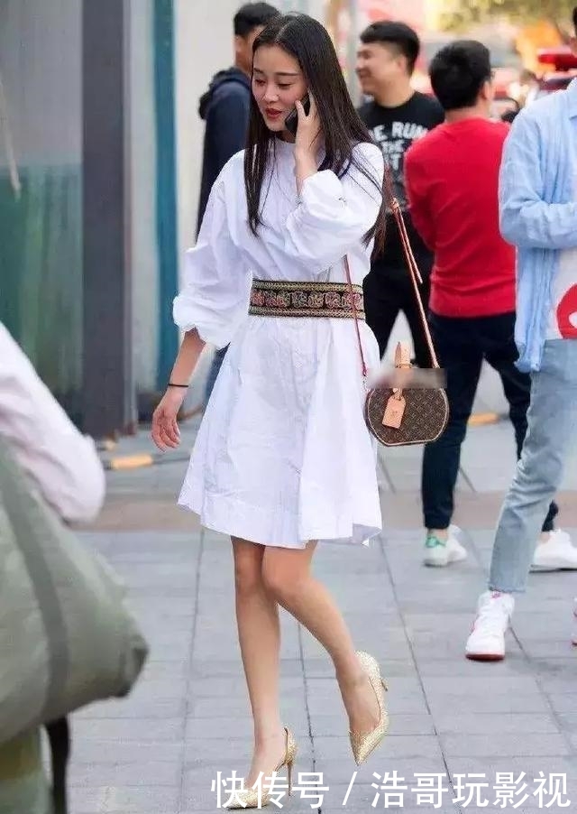  小姐姐：街拍：白色上衣配短裤，脚踩高跟鞋，小美女大方又不失美感与优雅