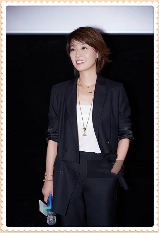 164马伊琍穿西装阔腿裤却配平底小白鞋?网友:终于理解文章了!