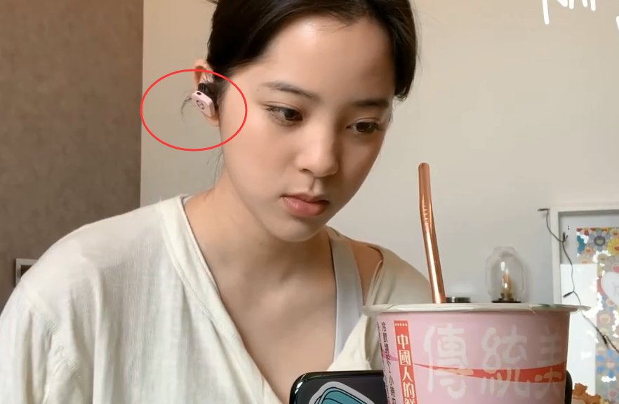 [LV]欧阳娜娜的“LV耳机”彻底火了！看清了价格之后，不愧是娱乐圈小富婆