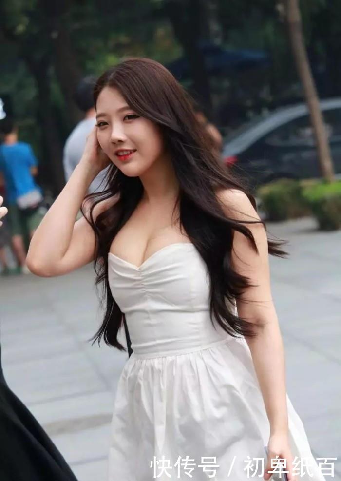 【凸显】街拍:一条热裤,一件白体恤,凸显美女高挑身材