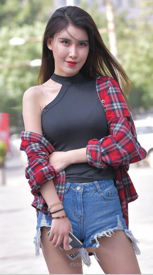 气势女神蓝色破洞牛仔短裤显出白皙大长腿，独一无二气势无人能敌