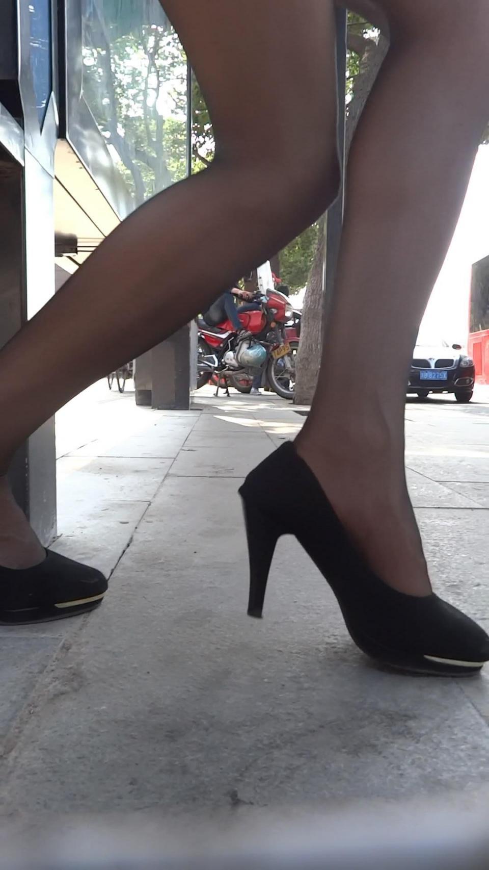 街拍：公交站仰視黑色蕾丝连衣裙美眉，身材真好
