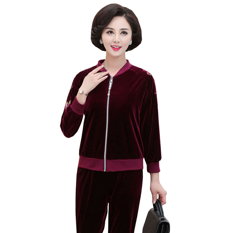 45岁妈妈不再连衣裙配高跟鞋，穿今年流行套装，邻居看了都说美