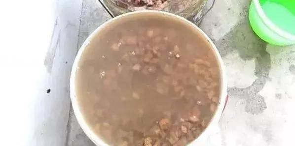 \＂i11\＂: \＂假如我有一个入户花园，我一定要这样做！\＂君子兰盆底垫点这个，根系发达茁壮，再不黄叶