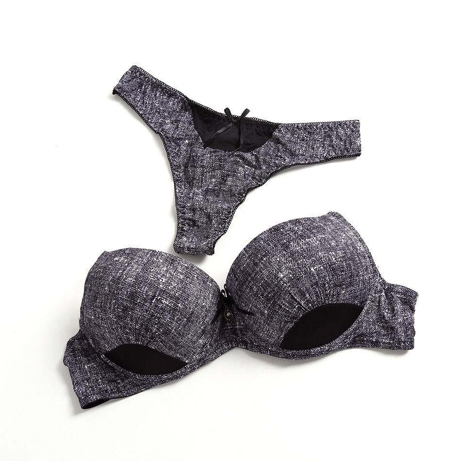 30-40岁女性三角裤套装，带着少女甜美气息，舒适透气更年轻