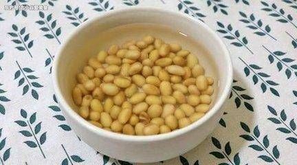  巴掌■爷爷养绿萝，从来不肥料，只浇“1种水”，1个月叶片巴掌大！