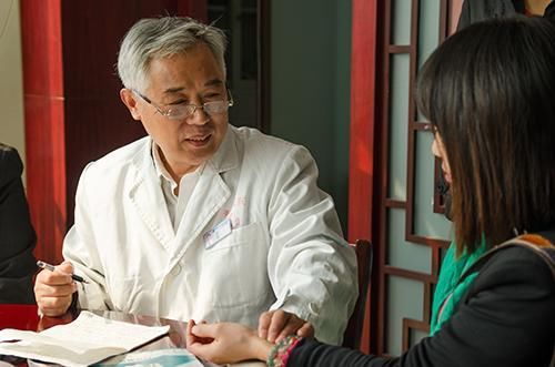 老中医告知长斑孙女:祛斑只用一滴水，睡前抹一下，斑点一夜不见