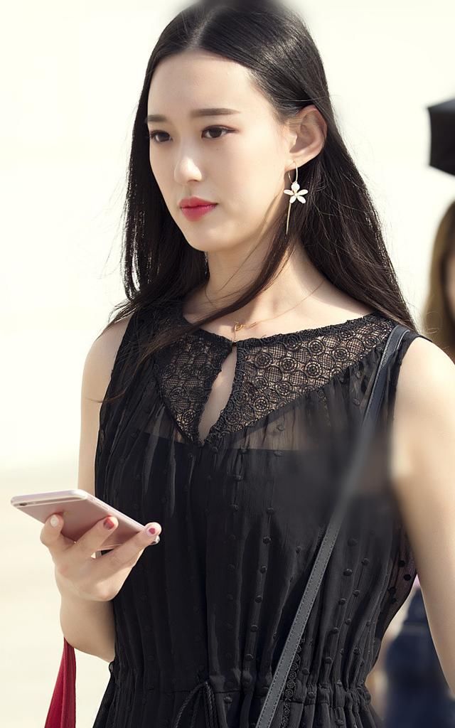 路人街拍，一件连衣裙满足你夏季时尚与清爽的要求!