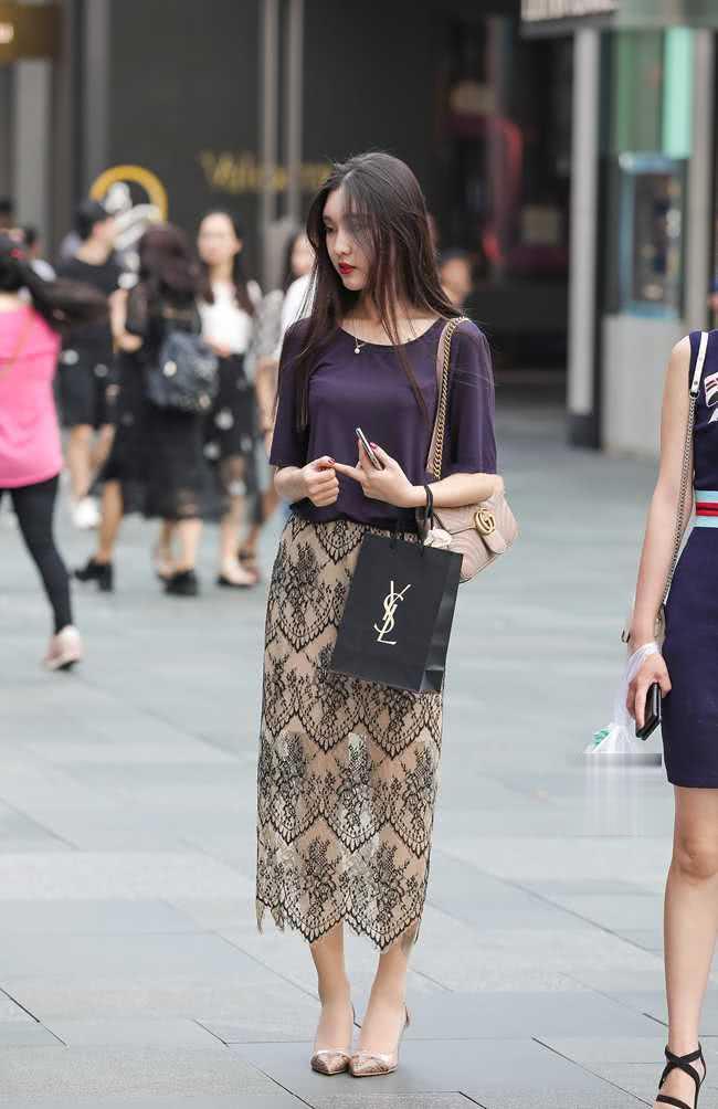  清秀：清秀的穿搭, 迷人的笑容, 让人觉得很舒服