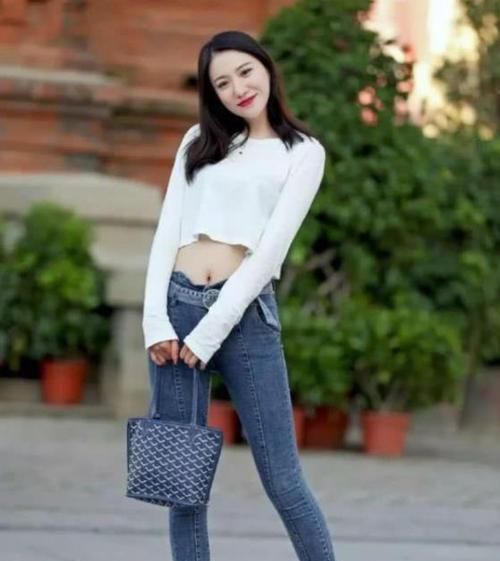  蓝色@养眼女神街拍：语笑嫣然的美女，一件白色上衣配蓝色牛仔裤，时尚唯美气质