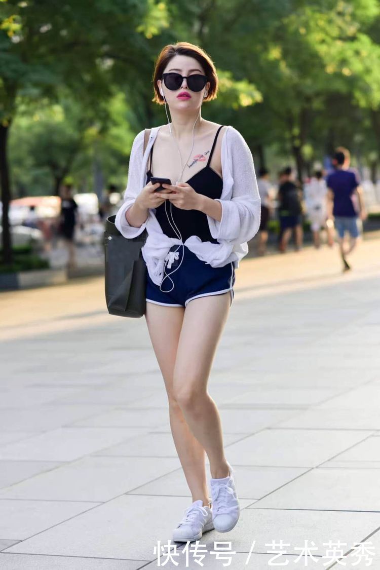 街拍：美女穿黑色吊带小背心显瘦清凉，显示了女人性感诱惑的一面