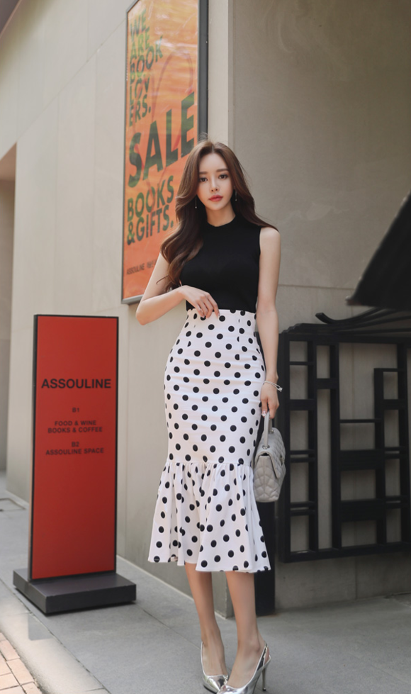 女神孙允珠，玄武岩黑磨牛奶波点无袖套裙