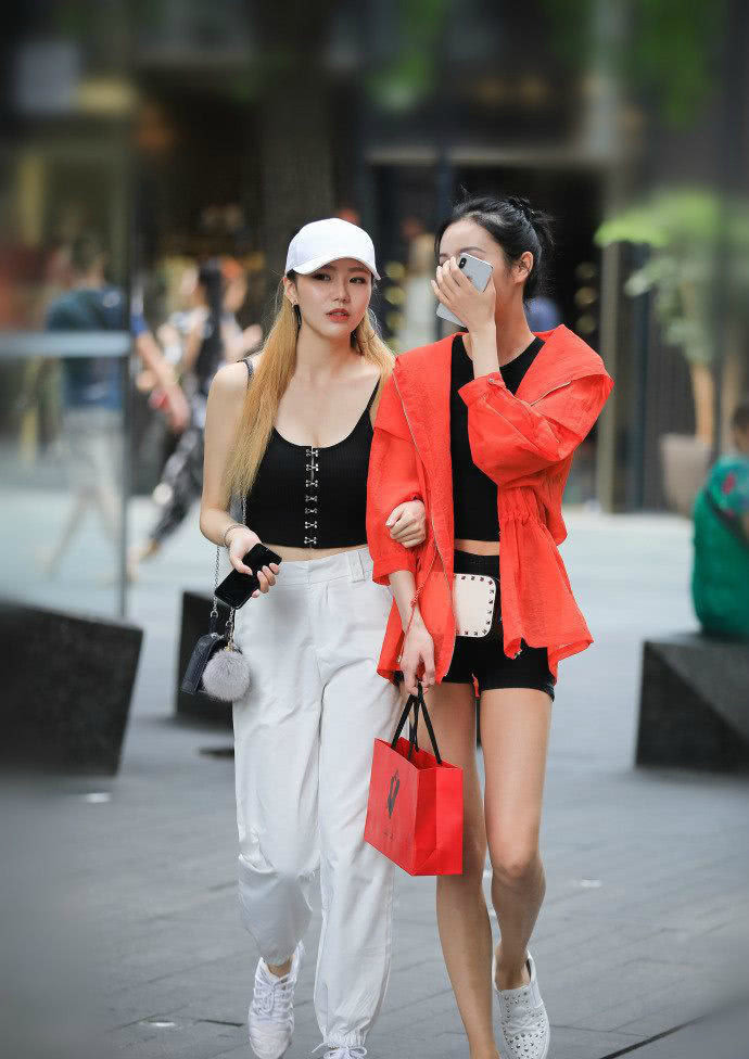 街拍：穿着清爽性感的小姐姐，线条柔美显得大气又优雅！