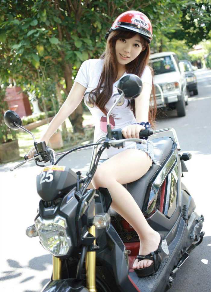 紧身裤藏不住的大长腿,时尚感十足的风格显凸翘好身材