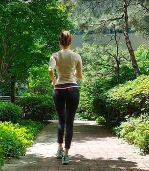 最美辣妈爱上健身，在线颜值加上性感小蛮腰让人不敢相信她生过娃